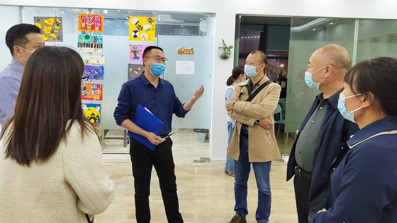 关于教材费是否包含，这取决于各个培训机构的具体规定。以下是一些可能的情况：