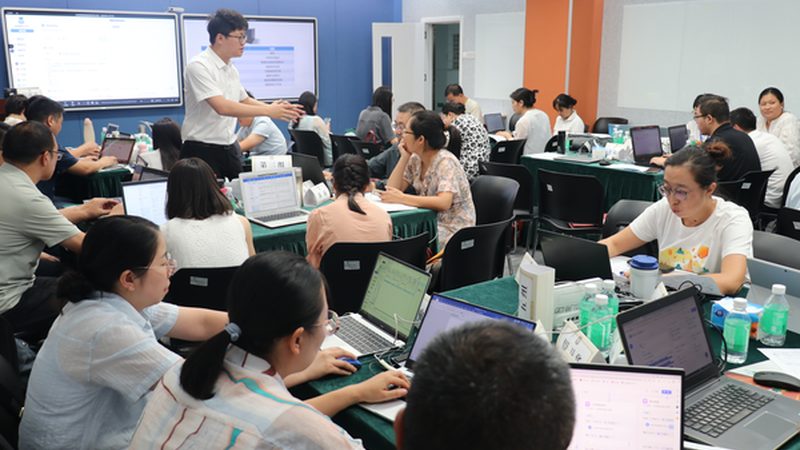 线上心理咨询师培训：直播课与录播课的差异化选择**